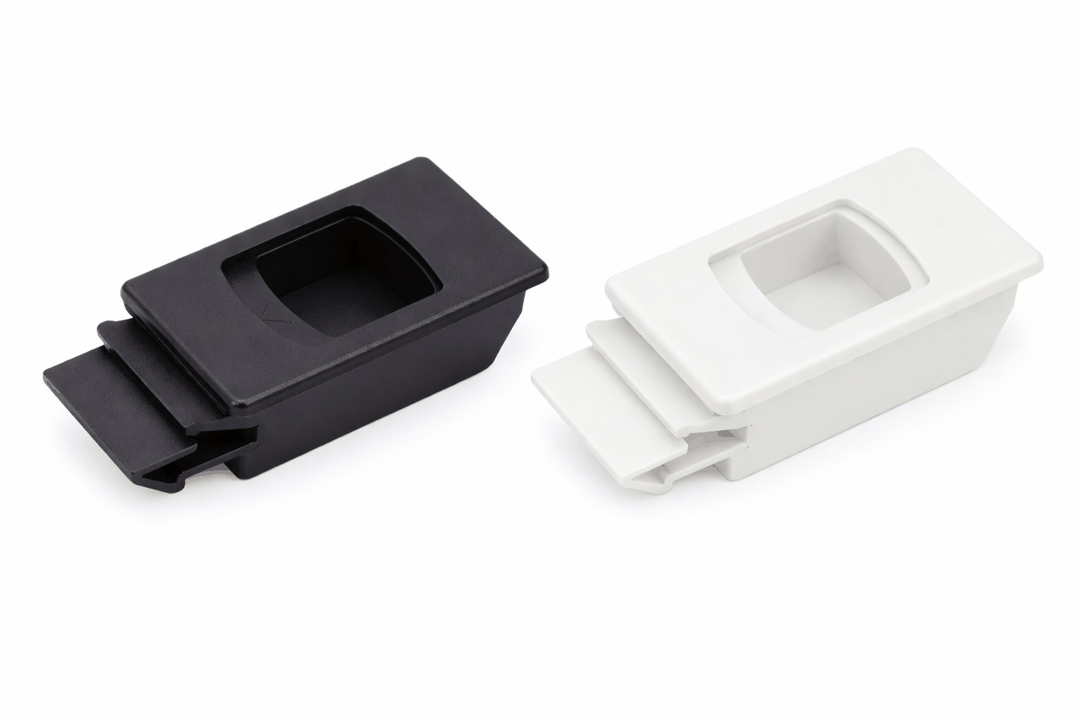 Snap-in slide latch in white nylon with 6mm movement for panel mounting
